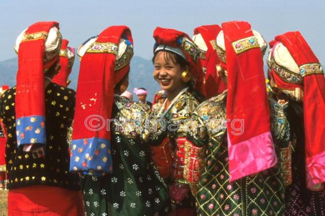 THE COLORFUL DRESSES OF THE PALAUNG MAIDENS